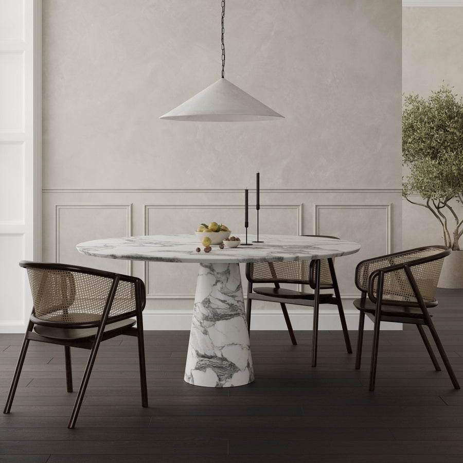 ROMA, the round dining table in Arabescato Corchia marble with a tapered pedestal base by Collection Noir. 