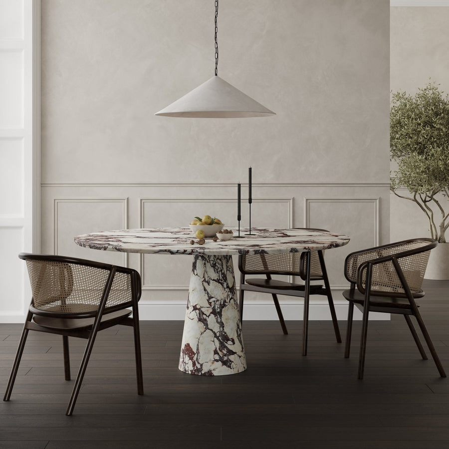 ROMA, the round dining table in Calacatta Viola marble with a tapered pedestal base by Collection Noir. 