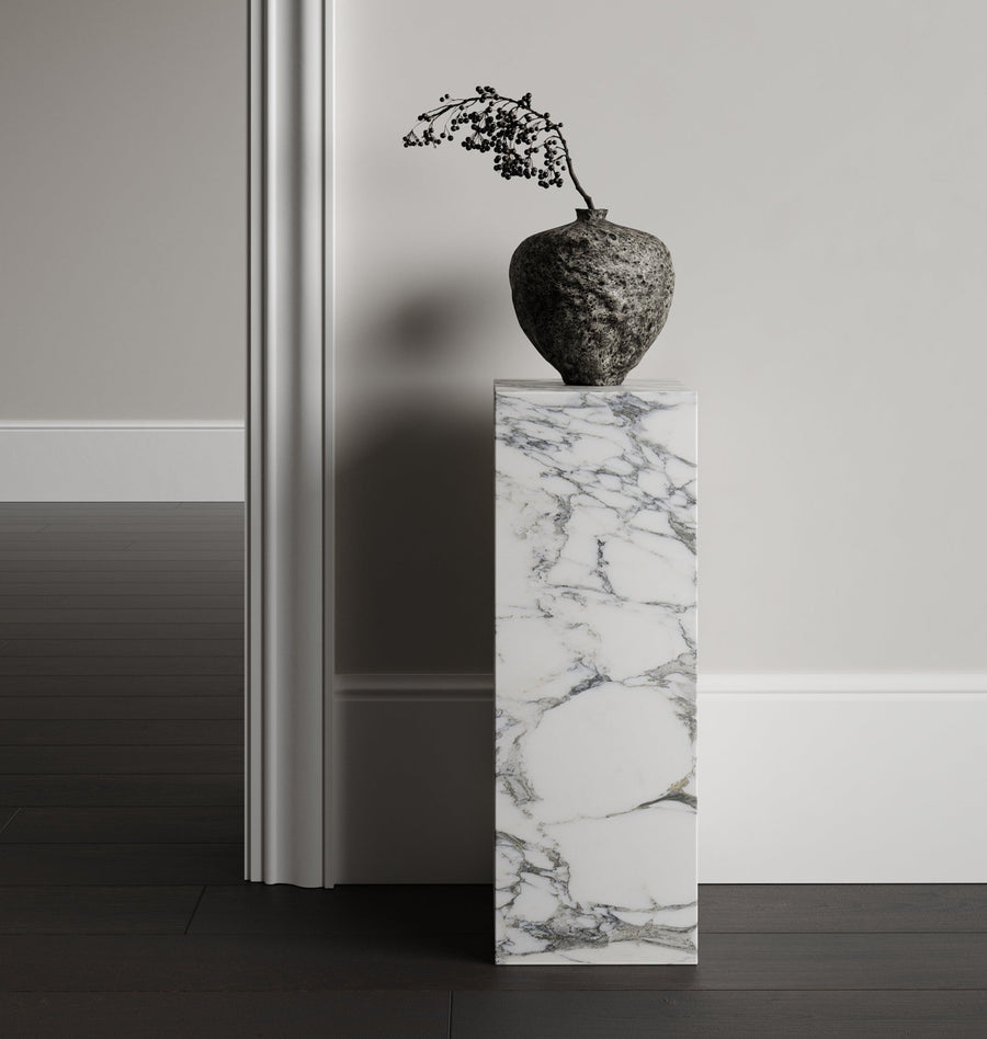 Collection Noir marble pedestal in arabescato corchia