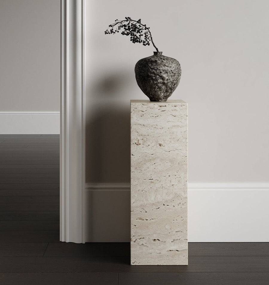Collection Noir marble pedestal in Travertine