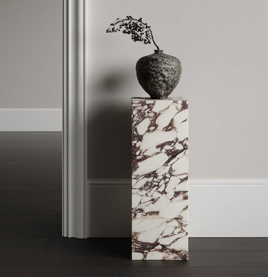 Collection Noir marble pedestal in Viola